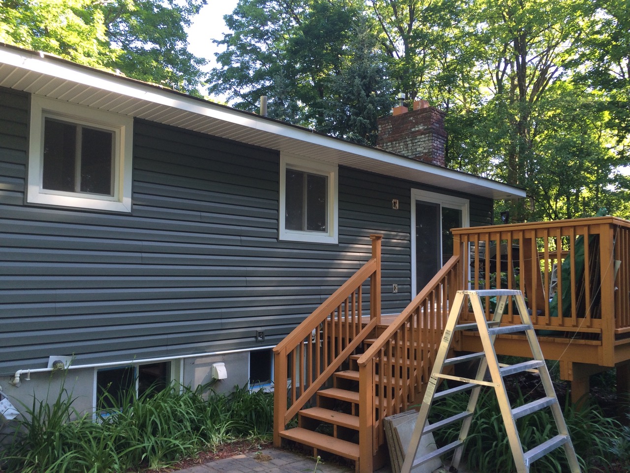 Vinyl siding cottage in Muskoka by Muskoka Exteriors